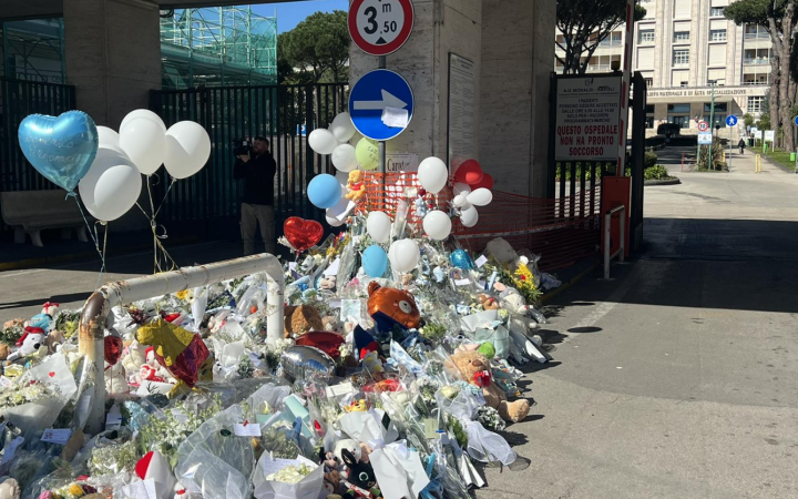 Pellegrinaggio in ospedale, fiori, palloncini e biglietti: &laquo;Domenico perdonaci&raquo;