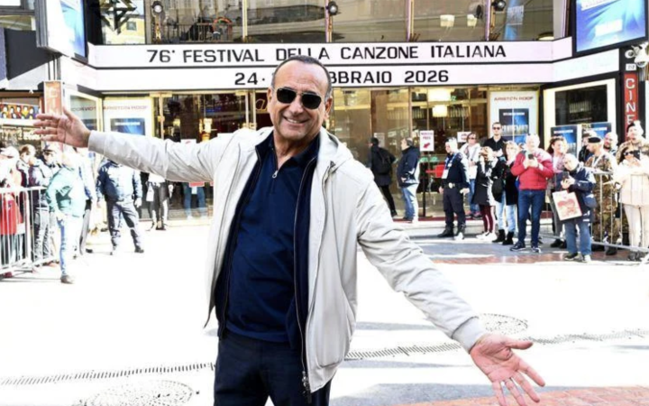 Sanremo, Carlo Conti batte il cinque: Festival 2026 tra prime volte e autocelebrazione