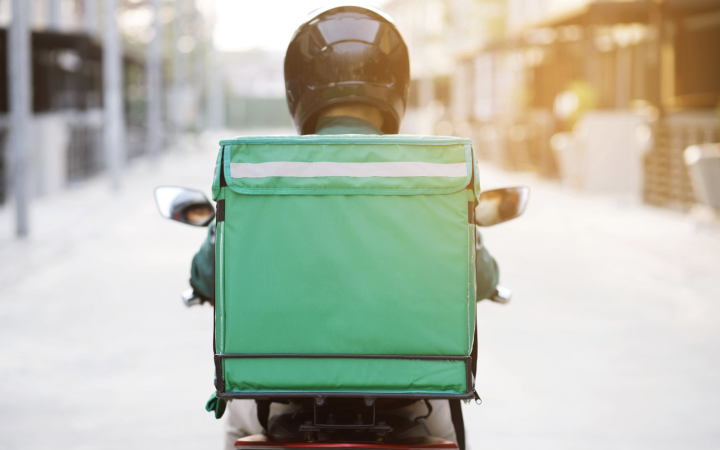 Il duro lavoro dei rider e la sicurezza stradale