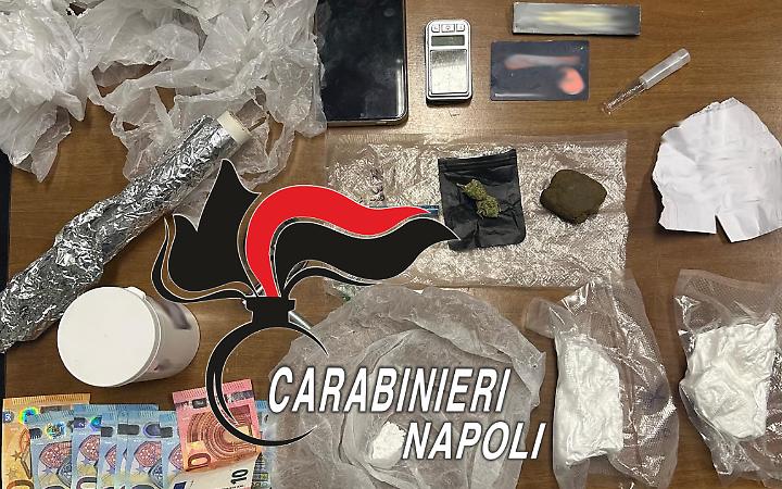 Una piazza di spaccio in un box: arrestato un 17enne