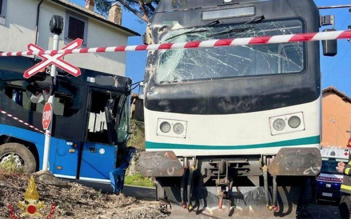 Treno contro autobus, feriti 5 studenti