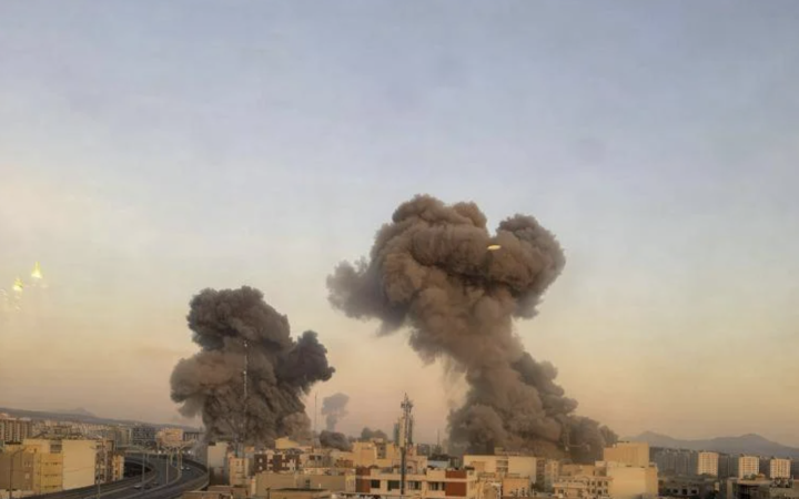 Iran, raid Usa-Israele su sito nucleare Natanz. Teheran lancia missili su base Diego Garcia