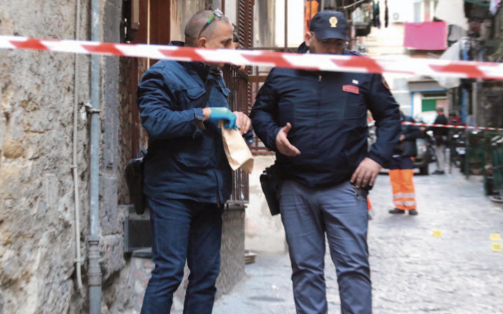 Raffica di colpi di pistola a Materdei, la faida dei babyras adesso fa paura