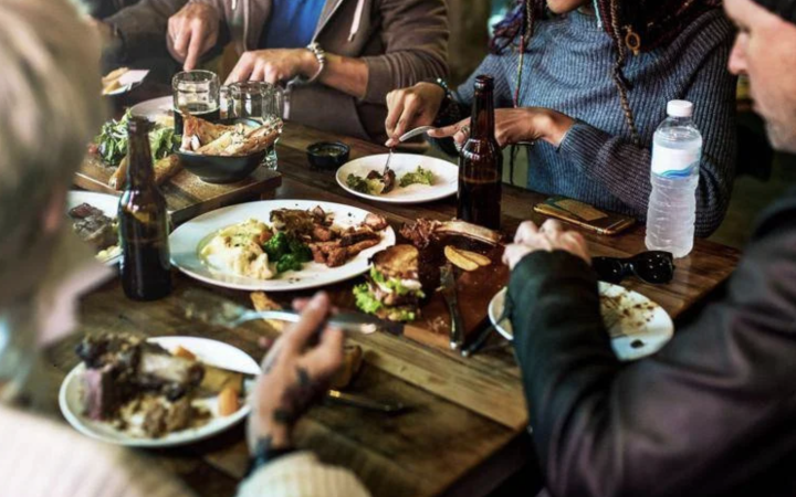 Dalla colomba alle uova, fino a 3.000 calorie a pranzo: i consigli dell'esperta dopo gli eccessi