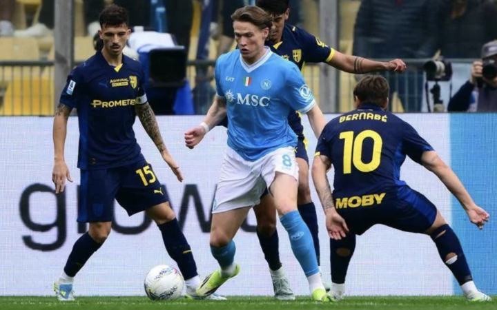 Parma-Napoli 1-1, McTominay risponde a Strefezza ma Conte frena