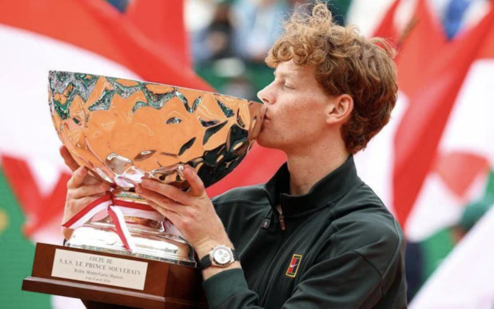 Sinner re a Montecarlo, batte Alcaraz in due set e torna numero 1 del mondo