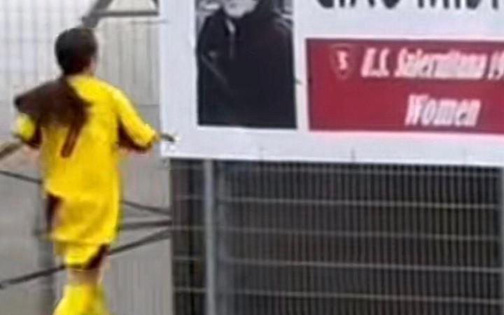Giovane calciatrice fa gol e corre per baciare foto del suo allenatore morto