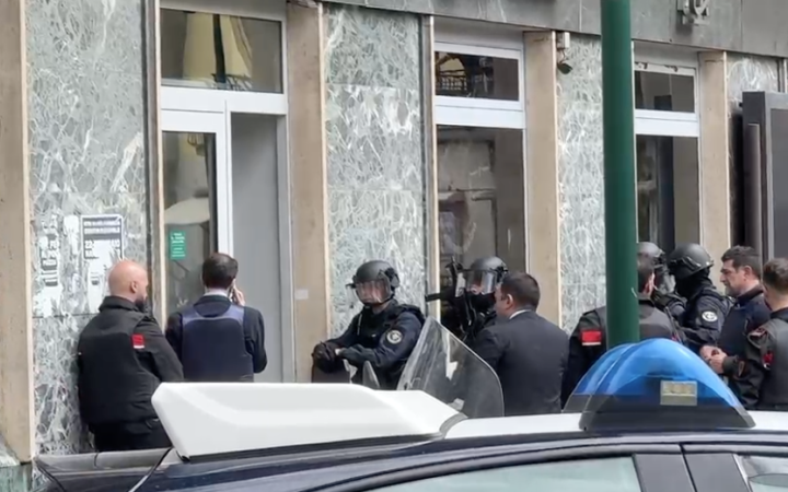 Banditi in banca, svuotano le cassette di sicurezza e fuggono dal sottosuolo