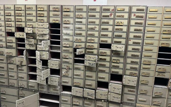 Rapina in banca, le vittime: &laquo;Nelle cassette di sicurezza i sacrifici di una vita intera&raquo;