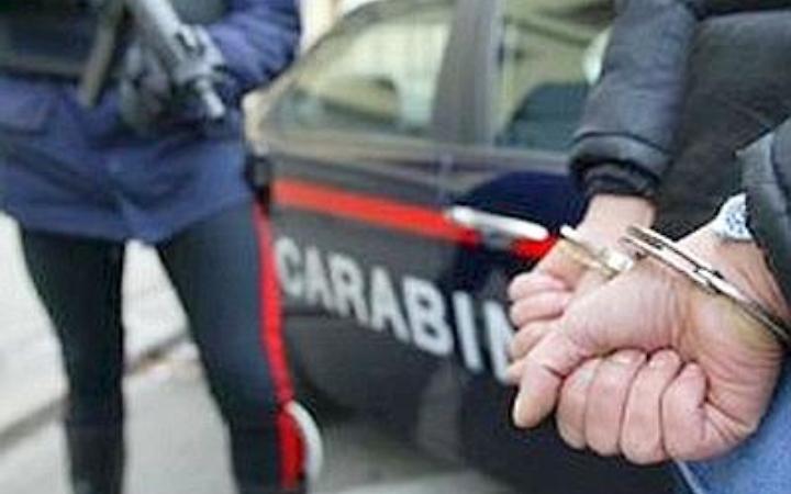 Calci e pugni alla moglie, arrestato marito violento