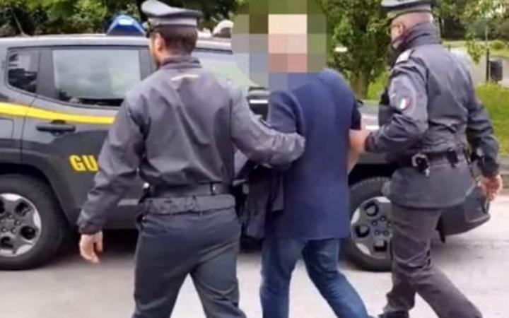 Frodi &ldquo;vishing&rdquo; da 50mila euro, arrestato finto operatore bancario