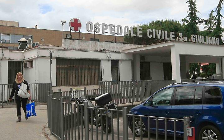 Sparatoria, 43enne ferito con 4 colpi di pistola
