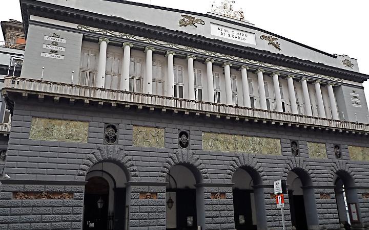 Perquisizioni al teatro San Carlo, 12 indagati