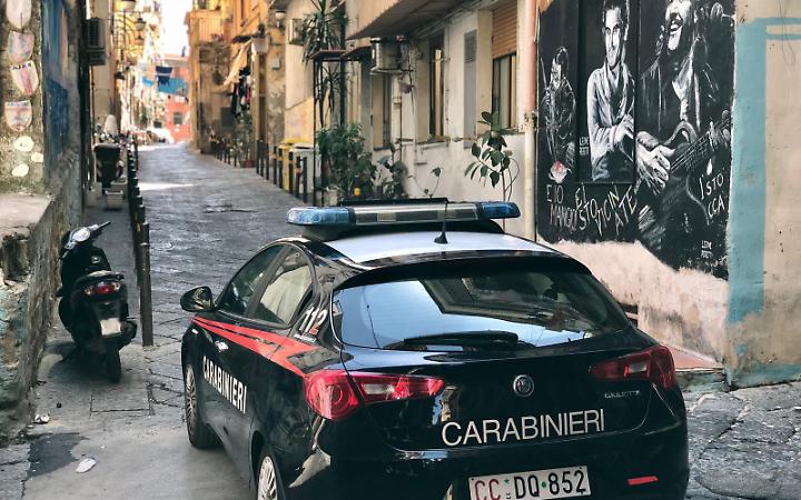 Controlli dei carabinieri ai Quartieri Spagnoli, due arresti