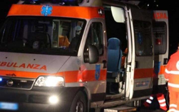 Cade dal terzo piano, grave 15enne