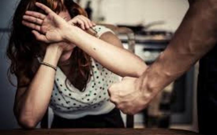 Morsi e padellate alla moglie: arrestato