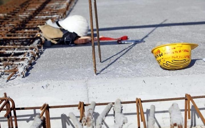 Cade da un ponteggio, grave operaio edile