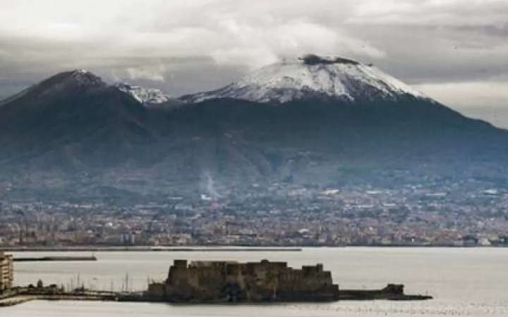 Maltempo in Campania, neve sul Vesuvio e temperature in picchiata