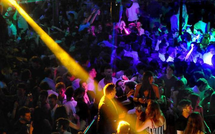 Controlli nei locali notturni: 650 in discoteca ma il limite era 300