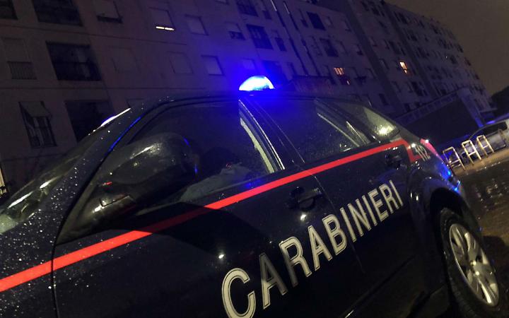 Spari in strada, proiettili nel soffitto di un appartamento