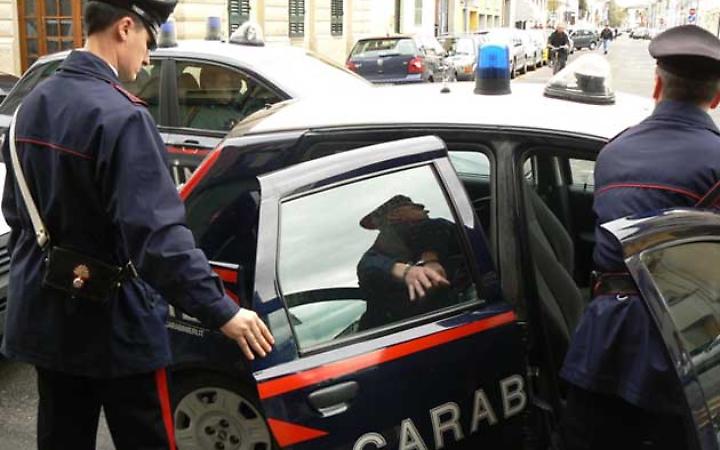 Accoltella la vicina di casa al petto: 40enne in carcere