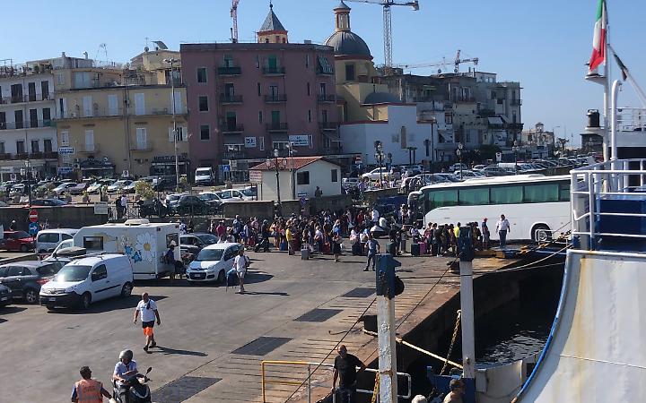 Si sgancia catena da gru, grave operaio