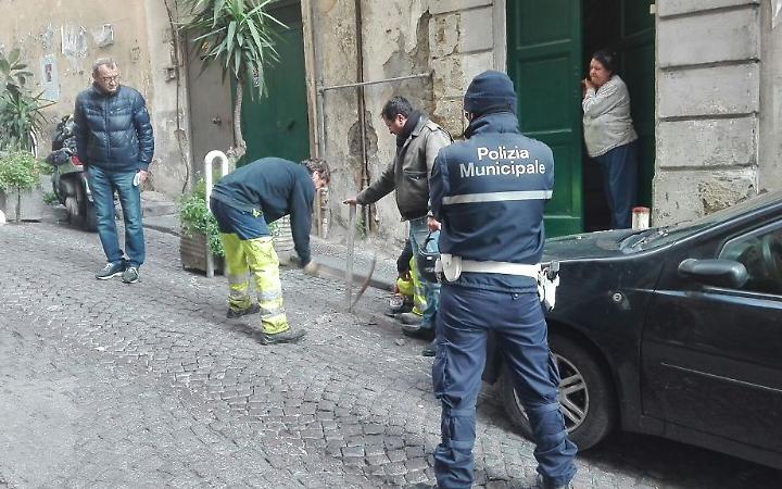 Rimossi paletti abusivi e catene nei Quartieri Spagnoli