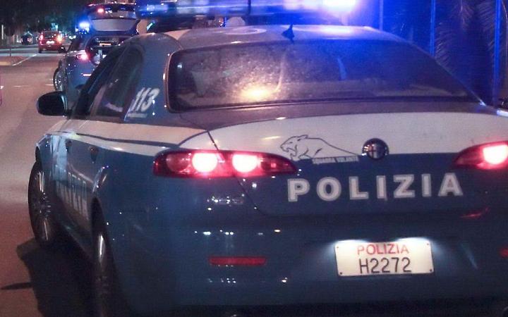 Spinge i poliziotti e scappa: preso