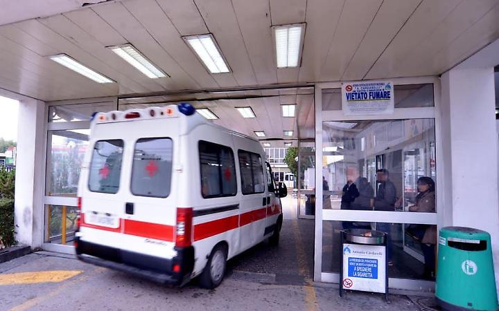 Precipita dal tetto di un capannone, morto operaio