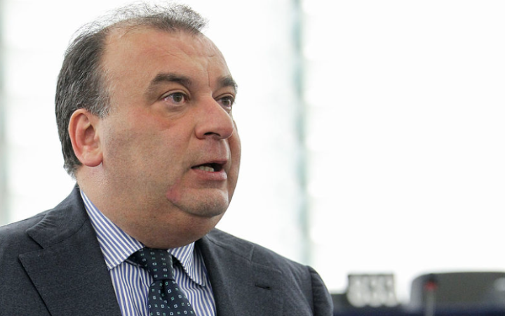 Martusciello ai segretari cittadini: &laquo;Oltre al casellario, ai candidati chiedere anche il diploma&raquo;