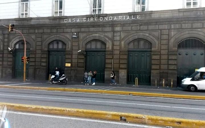 Drone si incastra sul tetto della caserma