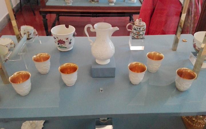 Un caffè immerso nell'oro