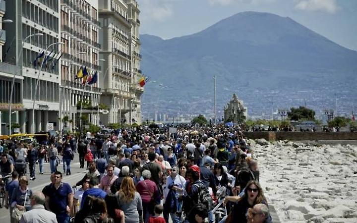 Pasquetta di sole, Napoli super affollata di turisti
