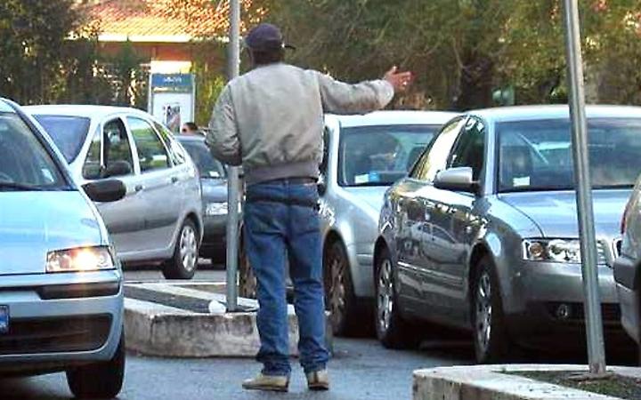 Vomero in mano ai parcheggiatori abusivi