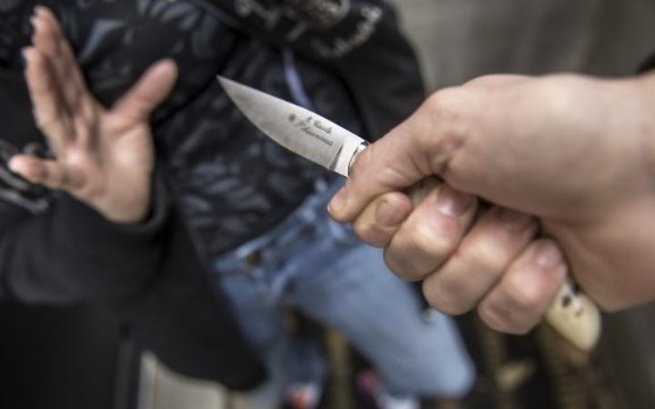 Rissa tra giovani: feriti un 17enne, il padre e lo zio