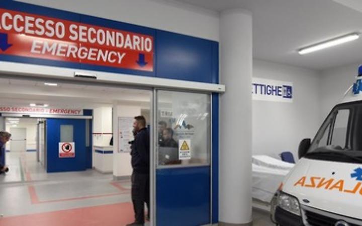 Operaio cade da un muro di tre metri, è grave