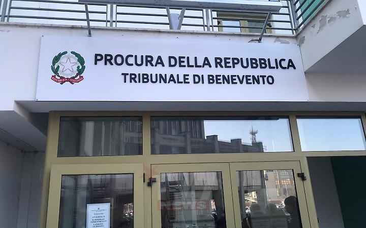 Minaccia e aggredisce l'ex compagna: arrestato
