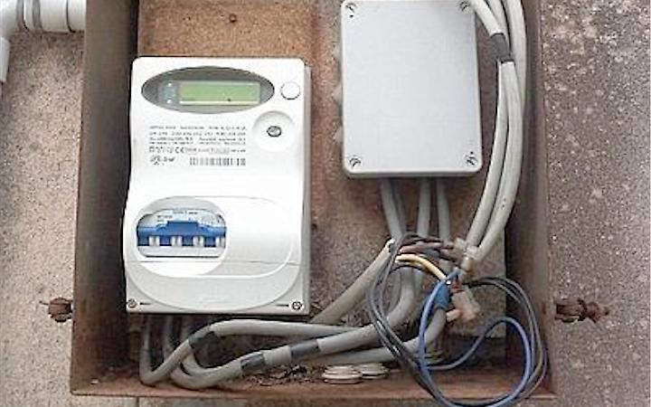 Castellammare, rubano energia elettrica: presi marito e moglie