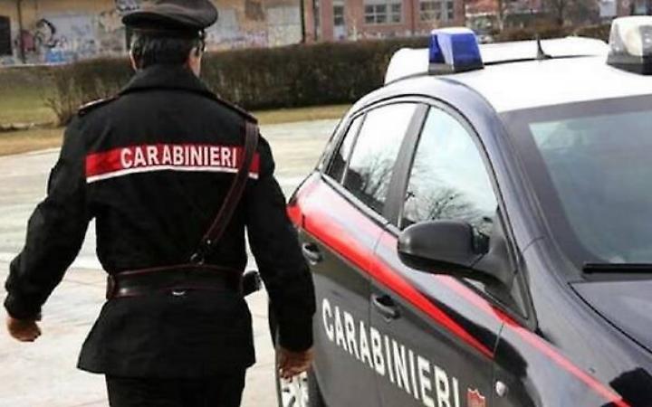 Strappa a morsi l'orecchio al proprietario di casa
